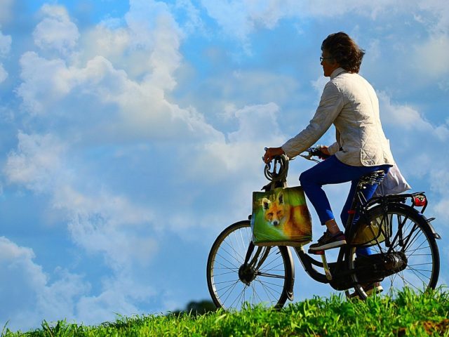 Freiner en descente : techniques et sécurité